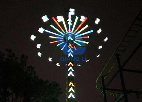 安全遊園地の絶叫マシーンの上の低下の振動回転式飛行の空タワーの乗車